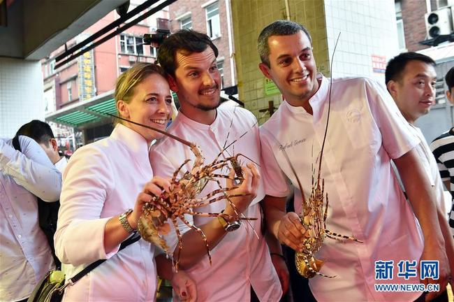 Le 9 mai, 86 chefs étoilés Michelin et candidats au concours mondial de la cuisine du Bocuse d’Or se sont rendus à Guangzhou pour découvrir la gastronomie cantonaise. Ils ont également fait des courses aux marchés aux légumes et aux produits aquatiques pour créer des plats sur place.