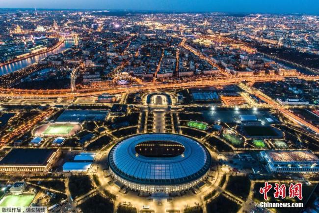 Le stade Loujniki, ou stade olympique de Moscou, est le plus grand stade de Russie. Il sera utilisé comme lieu principal pour le Mondial de football 2018. L'ancien stade a été démoli en 2013. Ce nouveau stade, basé sur le style architectural de l'ancien, est capable de contenir 81000 spectateurs.