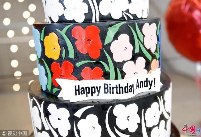 Un grand gâteau pour fêter les 90 ans d’Andy Warhol