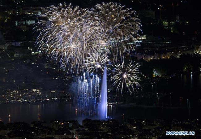 Photo prise le 11 août 2018 montrant des feux d'artifice au-dessus du lac Léman lors des Fêtes de Genève à Genève, en Suisse. (Xinhua/Xu Jinquan)