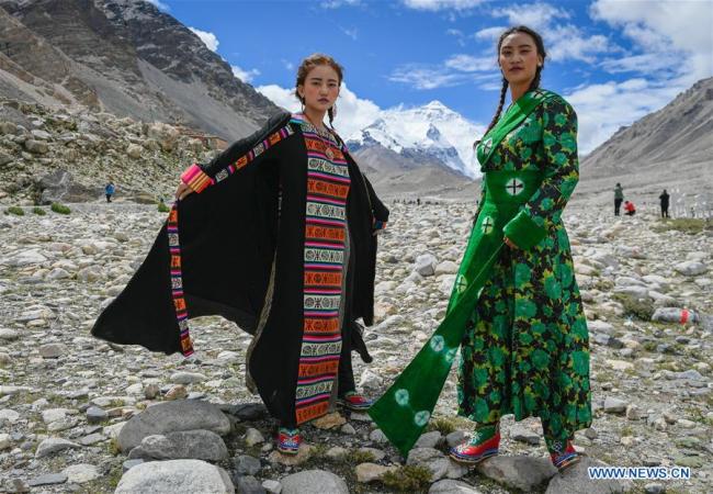  Des mannequins présentent des créations lors d'un défilé de costumes folkloriques au camp de base de 5,200 mètres d'altitude du mont Qomolangma, le plus haut sommet du monde, dans la région autonome du Tibet (sud-ouest de la Chine), le 18 août 2018. (Photo : Liu Dongjun)