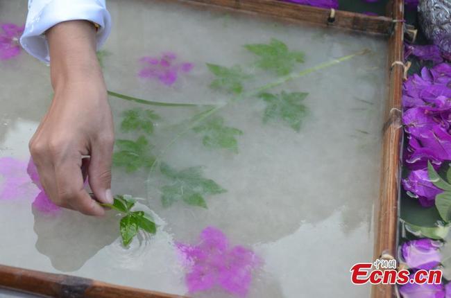 Yunnan : une technique de fabrication du papier traditionnelle vieille de 600 ans