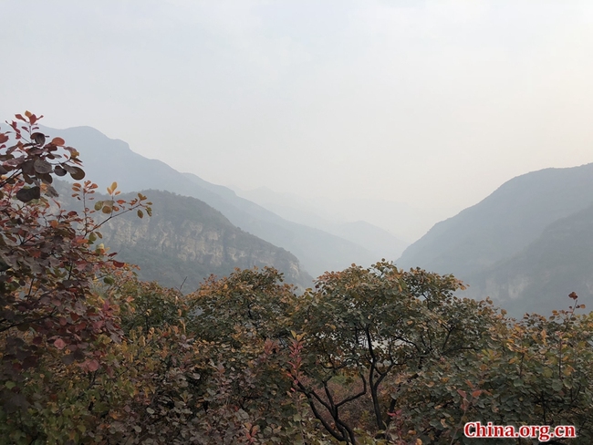 Pofengling est une colline particulièrement renommée pour sa couverture automnale de feuilles rouges, raison pour laquelle elle reste un endroit très prisé pour une sortie saisonnière chez les résidents de Beijing. Elle se trouve à seulement 52 km du centre-ville de la capitale. La zone d'observation des feuilles rouges couvre quant à elle environ 100 hectares et un sentier de randonnée long de 6 km ne représente qu'un défi modéré en raison de la pente douce de la montagne.