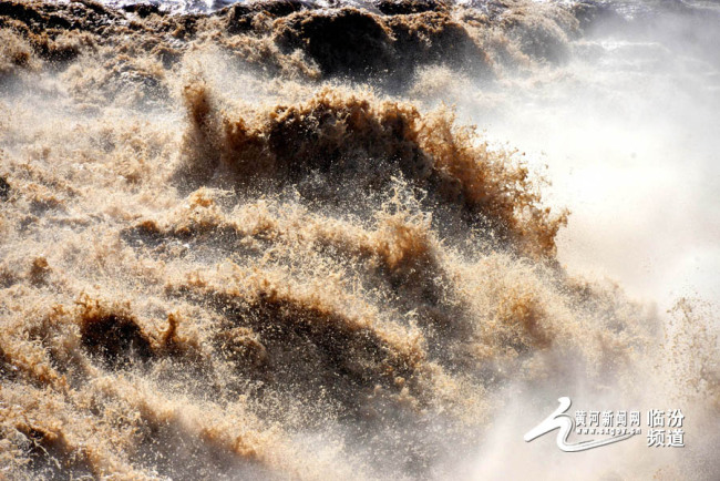 Photo montrant une vue de la cascade de Hukou sur le fleuve Jaune, située dans le comté de Yichuan de la province du Shaanxi (nord-ouest de la Chine), le 17 octobre 2018. En raison des fortes précipitations sur le cours supérieur du fleuve Jaune, le volume d'eau de la cascade de Hukou a récemment augmenté.