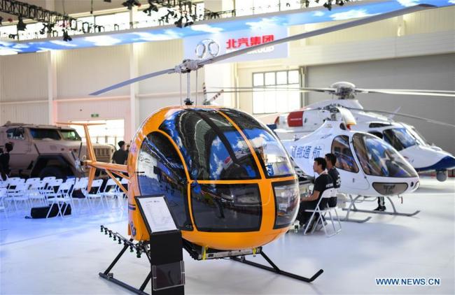  Un hélicoptère civil dans la zone d'exposition du Salon international de l'aviation et de l'aérospatiale de Chine, qui se déroule du 6 au 11 novembre à Zhuhai, dans la province chinoise du Guangdong (sud), le 5 novembre 2018. (Photo : Deng Hua)