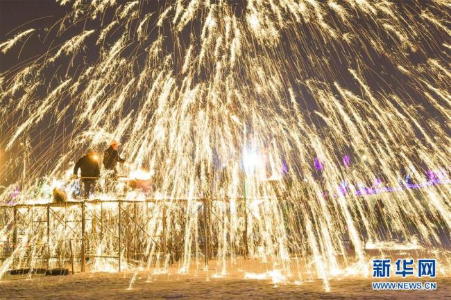 Le 18 février, à la veille de la fête des Lanternes, une représentation de Daganghua a eu lieu au festival de glace et de neige de Hohhot, en Mongolie-Intérieure.
