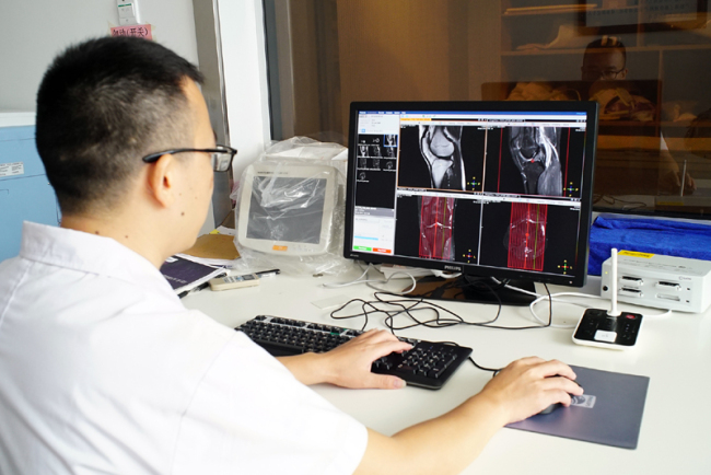 Le diagnosticien en imagerie Li Hanjian surveille les résultats de l'IRM