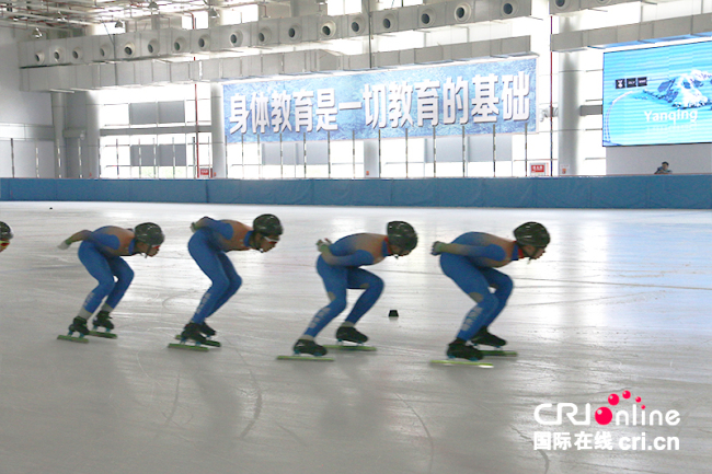 Les représentants des sports de neige des jeunes de Beijing s'entraînent sur la glace