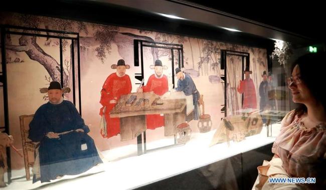 Des visiteurs regardent des objets présentés lors d'une exposition sur l'Encyclopédie de Yongle, à la Bibliothèque nationale de Chine, à Beijing, capitale chinoise, le 18 mai 2019. L'Encyclopédie de Yongle est la première encyclopédie chinoise et a été rédigée durant la dynastie Ming (1368-1644). La Chine organise actuellement une grande variété d'expositions et d'activités sur le thème des cultures des pays et régions d'Asie et des échanges entres ces derniers. (Photo : Pan Xu)
