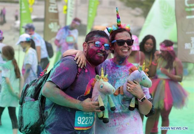 Des gens participent à une course des couleurs à Chicago, aux Etats-Unis, le 15 juin 2019. La course colorée de 5 kilomètres attire plus d'un millier de participants cette année. (Xinhua/Wang Ping)