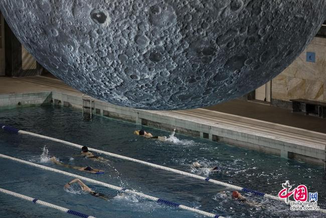 Milan : venez nager sous la lune créée par l’artiste Luke Jerram