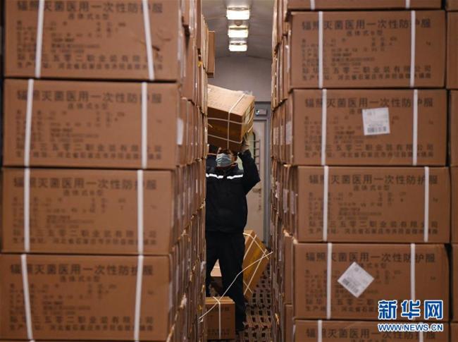 Photo prise le 4 mars à la gare de Beijing Ouest, montrant des agents embarquant des boîtes de vêtements de protection dans des wagons. Ce jour-là, 800 boîtes de 20 000 vêtements de protection ont été envoyées à partir de la gare de Beijing Ouest via le train Z285 à destination de Wuhan, la région la plus touchée par l’épidémie de nouveau coronavirus (COVID-19).