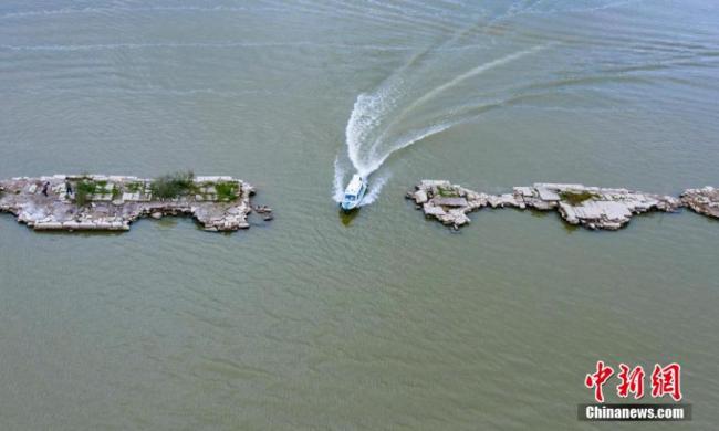 Εναέρια άποψη μιας πέτρινης γέφυρας από τη δυναστεία Μινγκ (1368-1644) που αναδύεται από τη λίμνη Σιανού (Νεράιδα) μετά την πτώση των επίπεδου του νερού στην πόλη Σινγιού, επαρχία Τζιανγκσί της Νοτιοανατολικής Κίνας, 18 Οκτωβρίου 2020. (Φωτογραφία / China News Service)