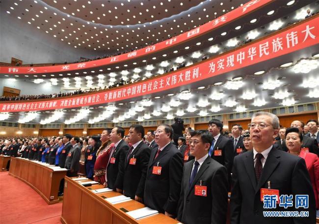 Делегаты XIX Всекитайского съезда КПК исполняют Государственный гимн