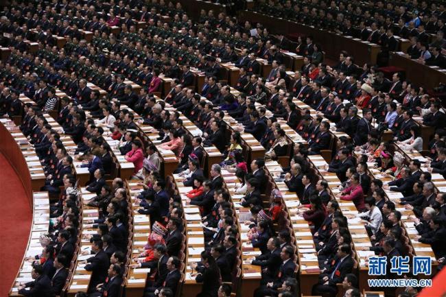 Делегаты XIX Всекитайского съезда КПК слушают доклад Си Цзиньпина