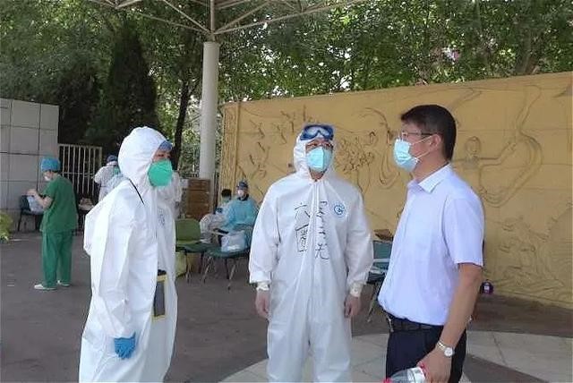 Der Freiwillige Chi Ziguang leitet die Präventions- und Kontrollarbeit im Dorf Liuquan und hilft beim Nukleinsäure-Test.