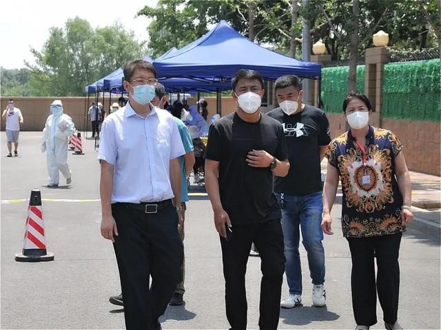 Viele Freiwillige in Huaxiang, die eigentlich die einfachen Einwohner sind, haben sich schon ununterbrochen für mehr als zehn Tage für die Präventions- und Kontrollarbeit eingesetzt.