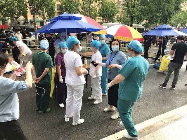 Die Freiwillige Wan Shengbo hilft in der ersten Zeit beim Nukleinsäure-Testen für Diejenigen, die auf dem Xinfadi-Markt gewesen waren.