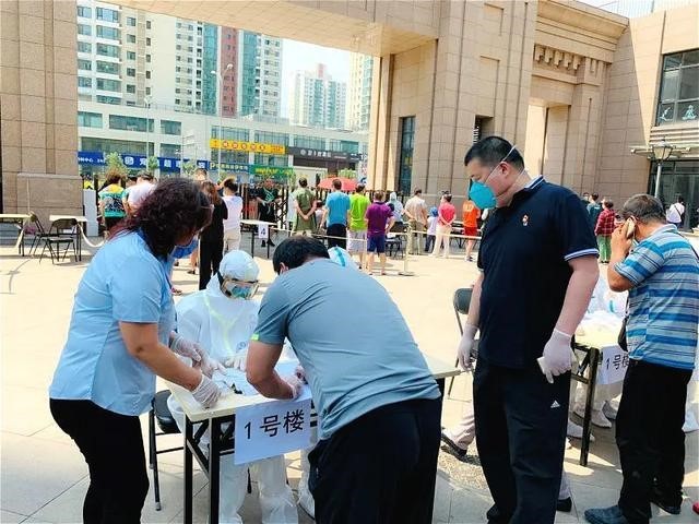 Der Freiwillige Fan Dongqing im Dorf Yangfang hat bei der Registrierung der 1.767 Einwohner des Dorfes und dem Nukleinsäure-Testen Denjenigen geholfen, die auf dem Xinfadi-Markt gewesen waren.