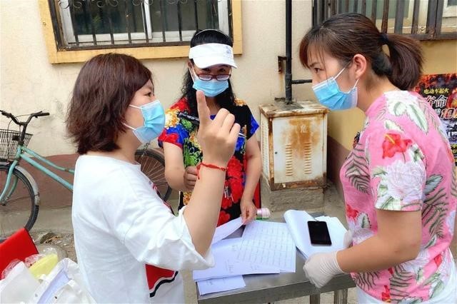 Die Freiwillige Guo Lili ist verantwortlich dafür, Daten der Einwohner im Dorf Liuquan zu sammeln und sie zu melden.