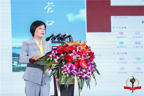 Xu Guiqing, Bürgermeisterin der Stadt Yingkou, hält eine Grundsatzrede auf dem Forum