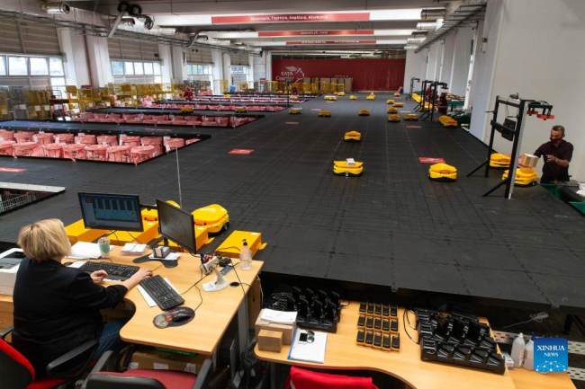 Ρομπότ κινεζικής κατασκευής λειτουργούν στις εγκαταστάσεις των ΕΛΤΑ, στο Κρυονέρι της Αττικής, στις 14 Σεπτεμβρίου 2021. (Xinhua/Marios Lolos)