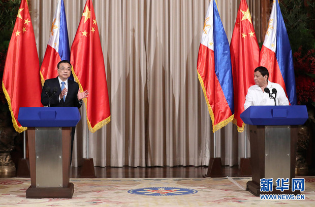 Li Keqiang comparece na coletiva de imprensa junto com Rodrigo Duterte