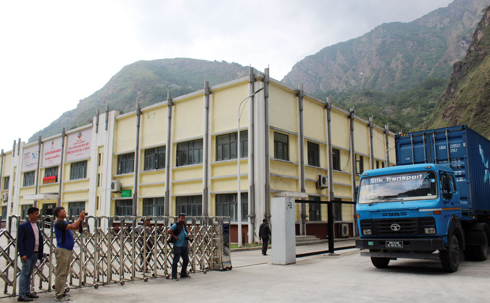 नेपाल र चीनको व्यापारिक नाका तातोपानीबाट आयातमा वृद्धि