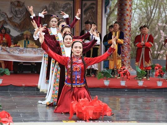 Persembahan Budaya Tradisional  Etnik Uygur di Hami