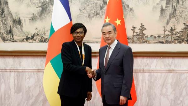 وزيرا خارجية الصين وإفريقيا الوسطى يعقدان محادثات