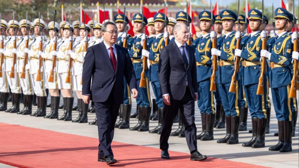 رئيس مجلس الدولة الصيني يعقد محادثات مع المستشار الألماني ويدعو إلى مستوى جديد من العلاقات الثنائية