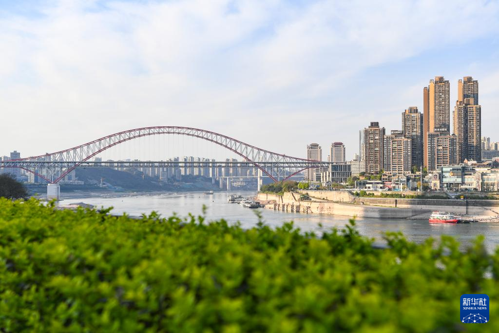 Pemandangan Tebing Sungai yang Menyenangkan di Chongqing