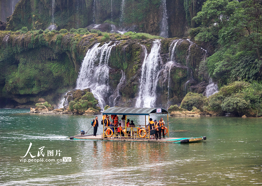 Air Terjun Detian yang Menakjubkan