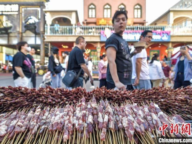 Pesta Barbeku Urumqi Gamit Selera Pengunjung