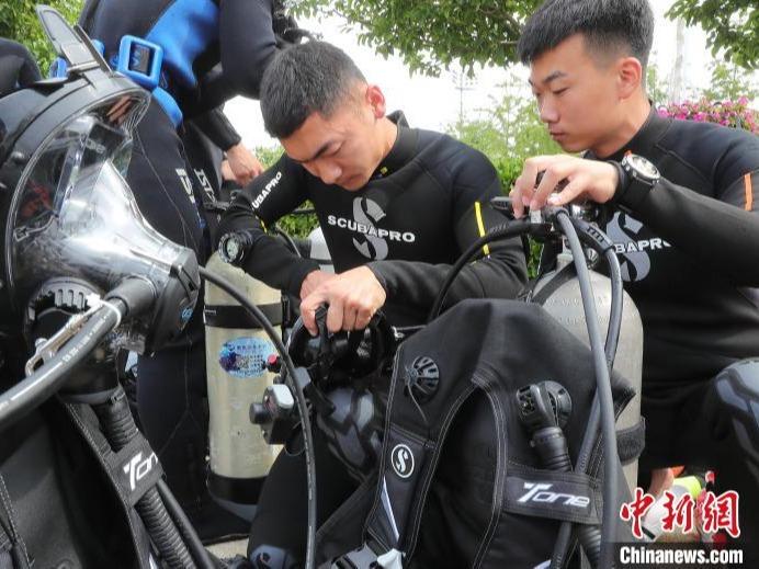 Sukarelawan Bantu Bersihkan Laut
