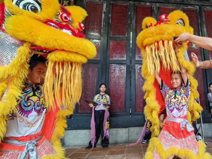 Belajar Tarian Singa Sejak Kecil Lagi