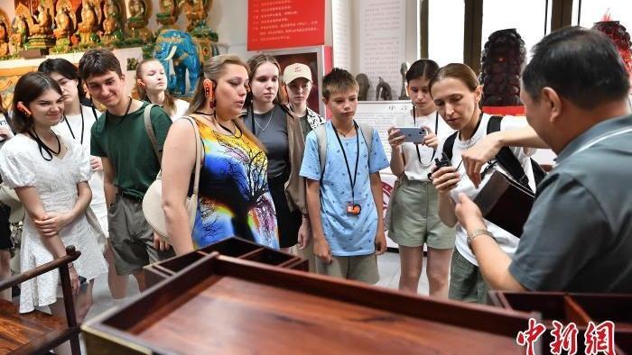Pemuda Rusia Hayati Warisan Budaya Tidak Ketara di Shanxi