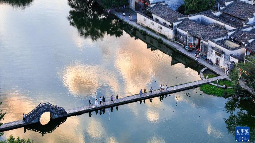 Keindahan Hongcun Kala Malam