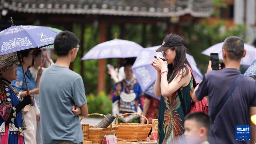 Musim Puncak Pelancongan di Kampung Xijiang