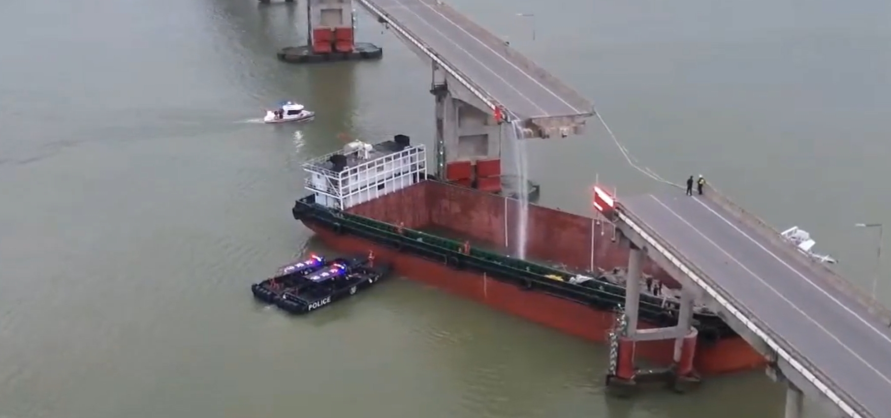 برخورد کشتی غول‌پیکر به یک پل در چین؛ ۵ نفر کشته شدندا