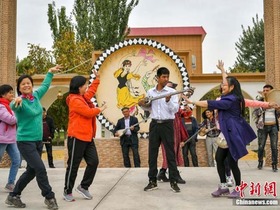 Pusat Alat Muzik Etnik di Xinjiang