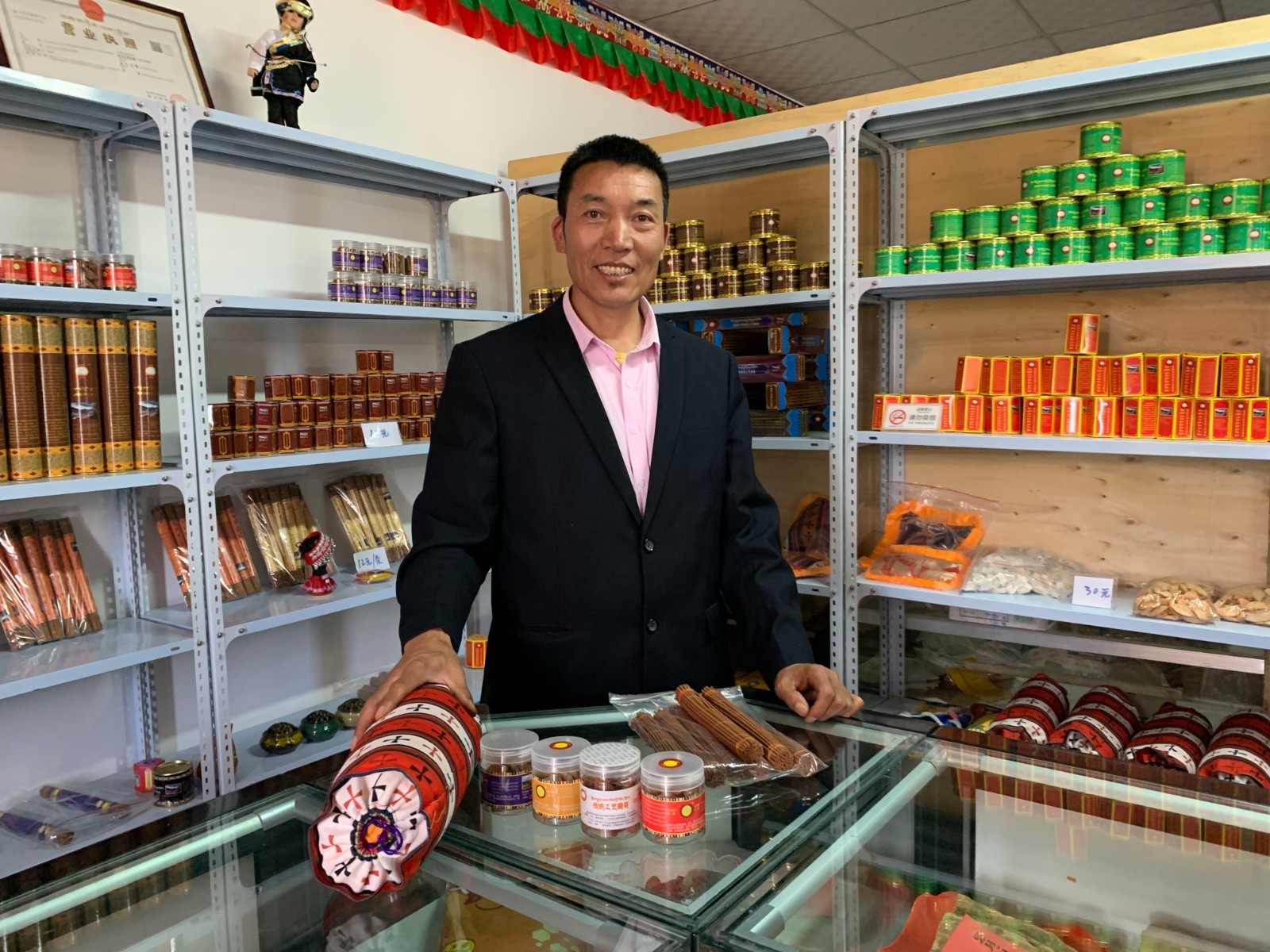 桑珠:傑麥村脫貧路上的“制香人” 桑珠:傑麥村脫貧路上的“制香人”