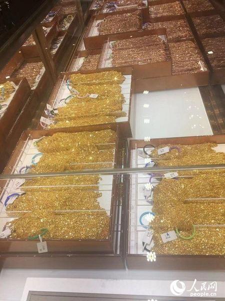 近年來K金飾品持續走俏,年輕的消費群體成為購買主力。(攝影 史雅喬)