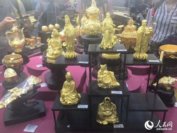 水貝國際珠寶交易中心的3D硬金擺件。(攝影 史雅喬)