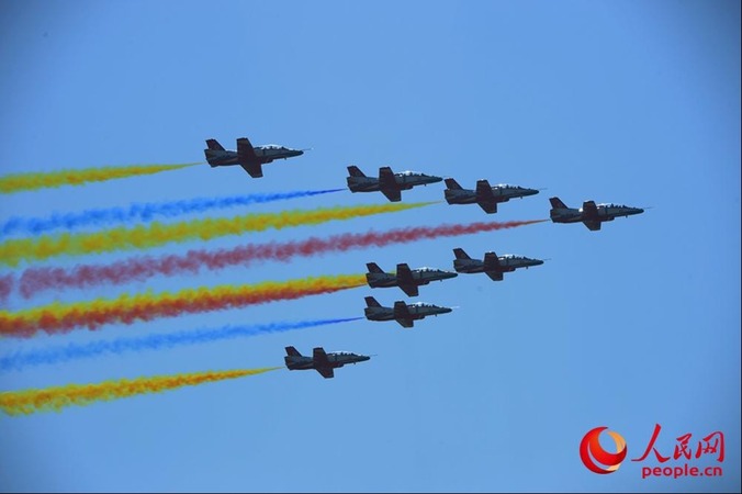 空軍航空大學“紅鷹”飛行表演隊在第十二屆中國航展開幕式上進行了飛行表演。閆嘉琪攝