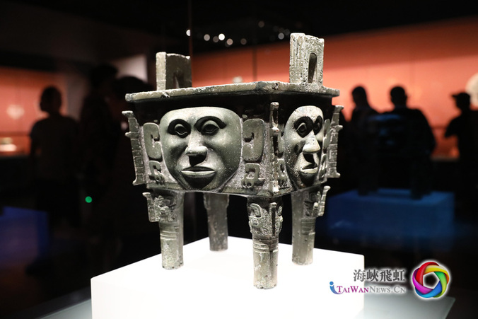 人面紋銅方鼎。鼎是中國古代禮器的核心,其數量多少代表使用者不同的身份地位。此鼎長方形,特別引人注意的是腹部浮雕的四個人面,濃眉大眼,高鼻梁,凸顴骨,寬嘴緊閉,表情莊重。這是迄今所見唯一一件以人面為飾的銅鼎。腹內有“大禾”二字的銘文是商代青銅器的族徽。(母曼曄 攝)