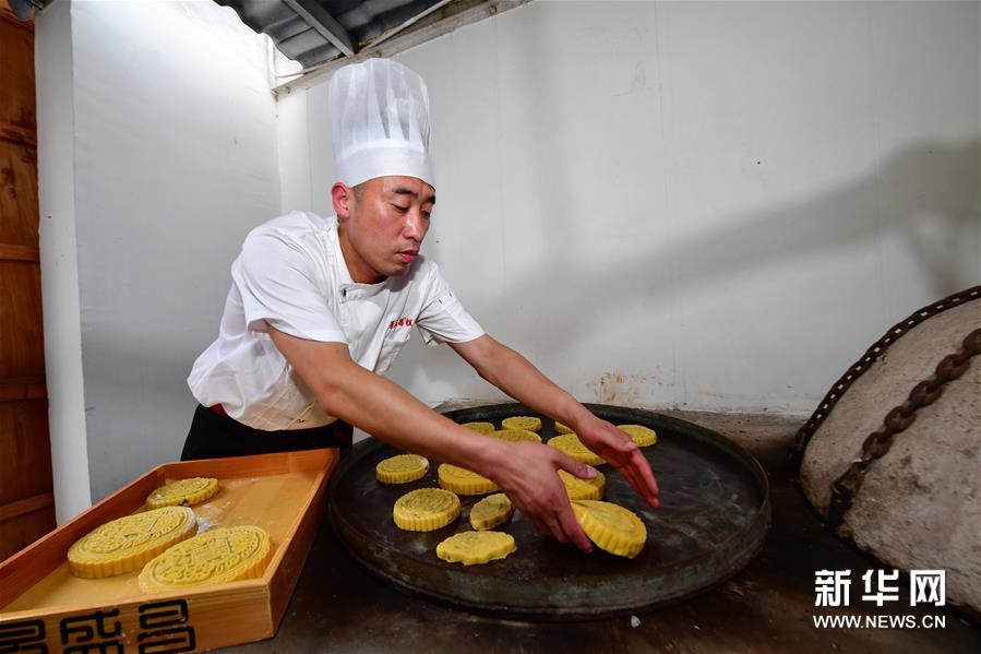 傳承古法月餅製作技藝的年輕人 傳承古法月餅製作技藝的年輕人