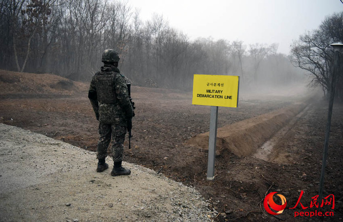 首次向外媒記者團開放的江原道鐵原郡軍事分界線。裴埈基攝