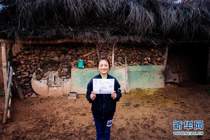 9月14日,在青海省化隆回族自治縣金源藏族鄉科上村,索南措毛展示自己的大學錄取通知書。新華社記者 劉金海 攝