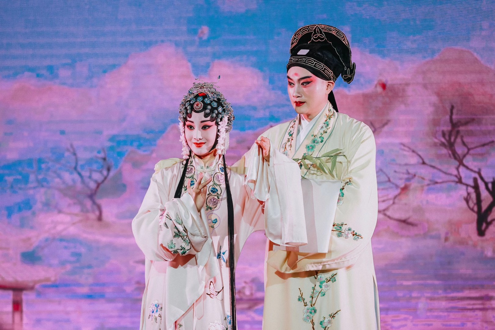 京劇名角王珮瑜怎麼就做了一台“澳門版”《牡丹亭》?我們和她聊了聊 京劇名角王珮瑜怎麼就做了一台“澳門版”《牡丹亭》?我們和她聊了聊